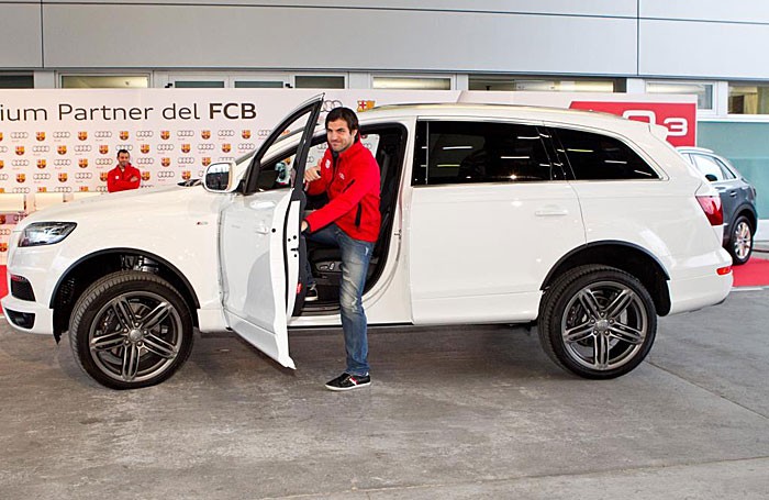 Cesc Fabregas tươi cười bên chiếc Audi Q7